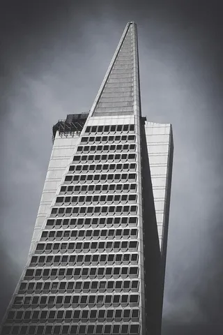 建筑物的灰度摄影