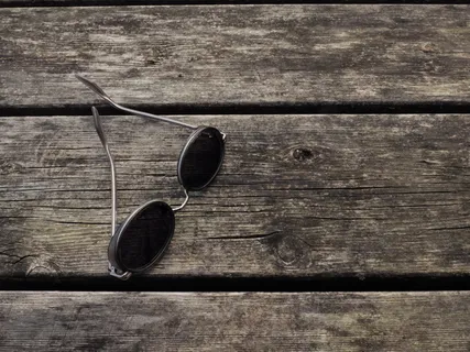 木材，太阳镜，木材-材料，桌子，静物，无人，室内，眼镜