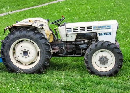 拖拉机、兰博基尼、oldtimer、陆地车辆、运输、运输方式、草地、白天 拖拉机、兰博基尼、oldtimer、陆地车辆、运输、运输方式、草地、白天