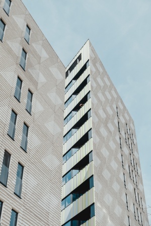 白色混凝土建筑，天空，中心，商业，建筑，金融，公司，未来派