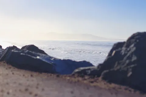 靠近水体的岩山 靠近水体的岩山