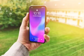 拿着灰色iPhone X的人