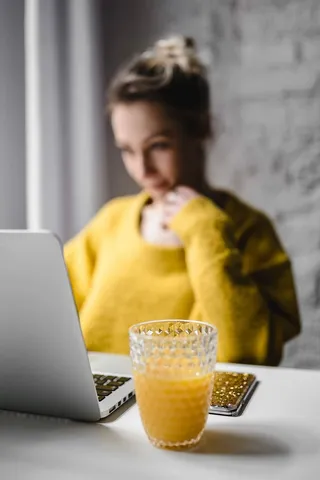 在笔记本电脑前工作的女商人