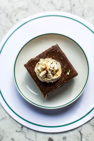 一碟巧克力蛋糕