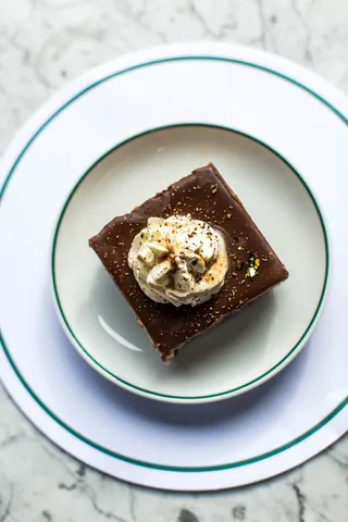 一碟巧克力蛋糕