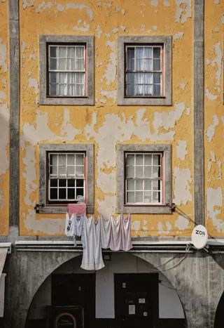 黄白色混凝土建筑