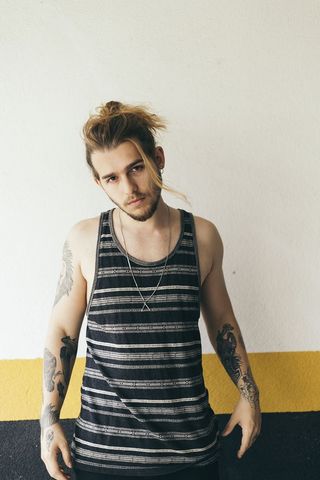 身穿黑白条纹背心的男子