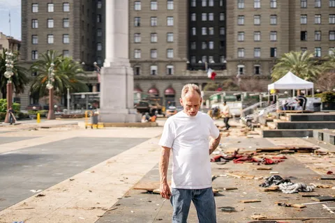 站在建筑物附近的男子 站在建筑物附近的男子