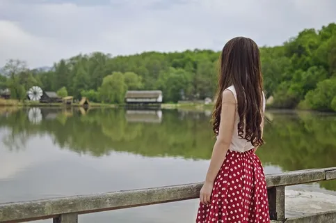 站在桥上面对水体的女人 站在桥上面对水体的女人