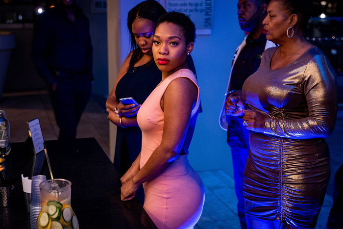 穿着粉红色连衣裙的女人站在女人旁边