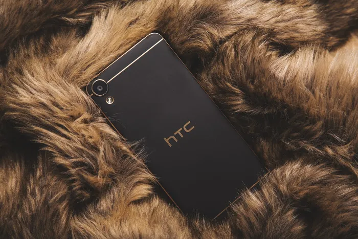 毛皮织物上的黑色HTC智能手机