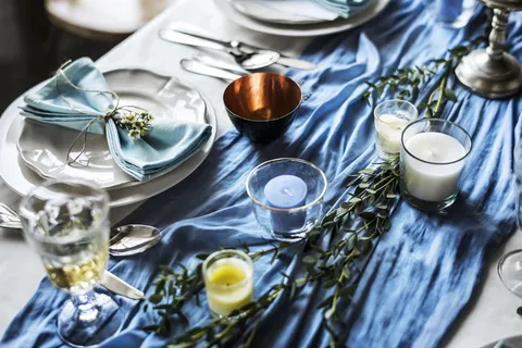 桌子,布,蜡烛,餐具,盘子,餐巾,银器 桌子,布,蜡烛,餐具,盘子,餐巾,银器