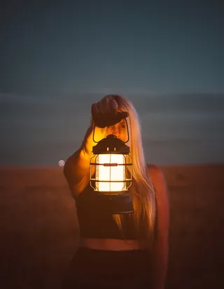 选择性，聚焦照片，女性，携带，照明，油灯，人，女孩