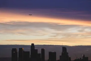 飞机掠过建筑物的轮廓