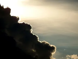 巨大的黑色风暴云穿过天空，开始覆盖更清晰的天空