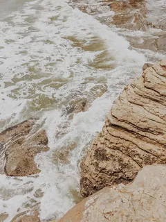 岩层旁的水体 岩层旁的水体