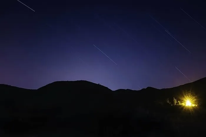 延时摄影山，星星，星系，天空，夜晚，夜晚，黑暗，灯光