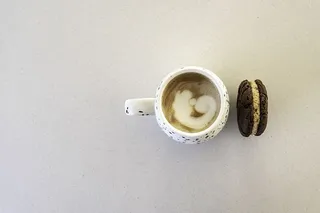 拿铁，饮料，杯子，咖啡杯，饮料，浓缩咖啡，牛奶，饼干