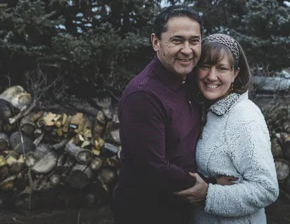 一对夫妇站在一堆柴火旁 一对夫妇站在一堆柴火旁