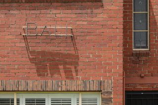 建筑，已建结构，建筑外部，砖，砖墙，墙，窗，建筑