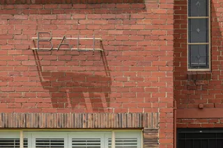 建筑，已建结构，建筑外部，砖，砖墙，墙，窗，建筑