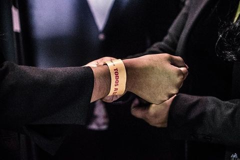 戴Todos手镯的人