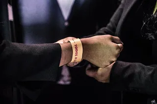 戴Todos手镯的人