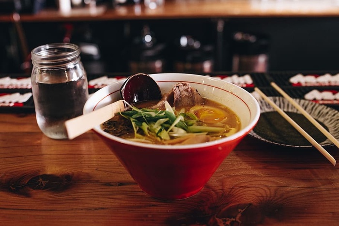 食物、汤、菜、餐馆、杯子、水、碗、筷子