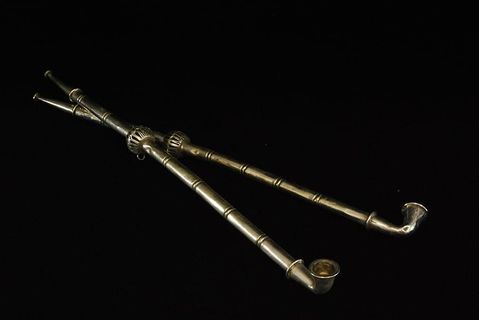 烟斗、烟斗、大麻、黄铜、毒品、金属、无人、黑色背景