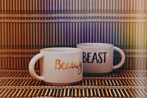 带有文本打印的白色陶瓷杯