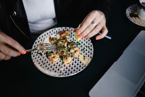 欧芹、大蒜和柠檬烤虾