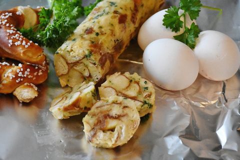 三个白鸡蛋,breze,椒盐卷饼饺子,breznknödel,饺子,椒盐卷饼,鸡蛋,欧芹 三个白鸡蛋,breze,椒盐卷饼饺子,breznknödel,饺子,椒盐卷饼,鸡蛋,欧芹