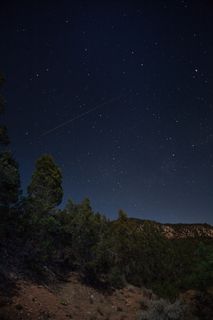 星空下山上的绿树