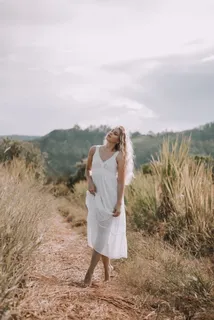 穿着白色无袖连衣裙的女人