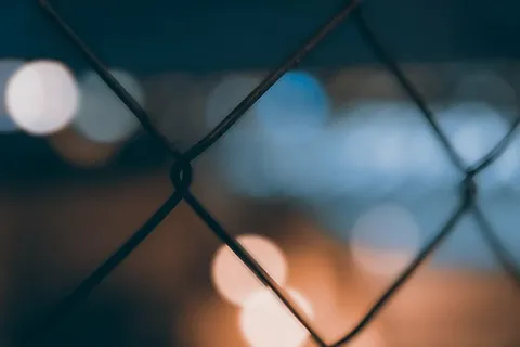 特写摄影,灰色,金属铁丝网,铁丝网,波基,黑暗,夜晚,灯光 特写摄影,灰色,金属铁丝网,铁丝网,波基,黑暗,夜晚,灯光
