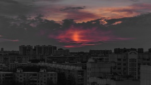 日落时的白色混凝土建筑