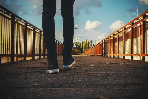 脚,走路,桥,鞋,栏杆,低处,天空,一个人 脚,走路,桥,鞋,栏杆,低处,天空,一个人