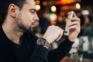 在现代咖啡馆工作的年轻企业家