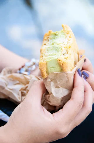 冰淇淋汉堡，人的手，手，拿着，菜鸟图库，食品和饮料，食品，真人