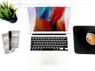 MacBook Air在马克笔和咖啡杯之间