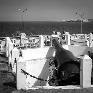 正对水体的灰度摄影