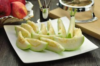 盘子、番石榴片、番石榴、水果、点心、食品和饮料、食品、健康饮食