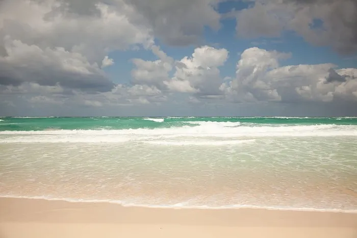 蓝色海滩海浪照片