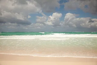 蓝色海滩海浪照片