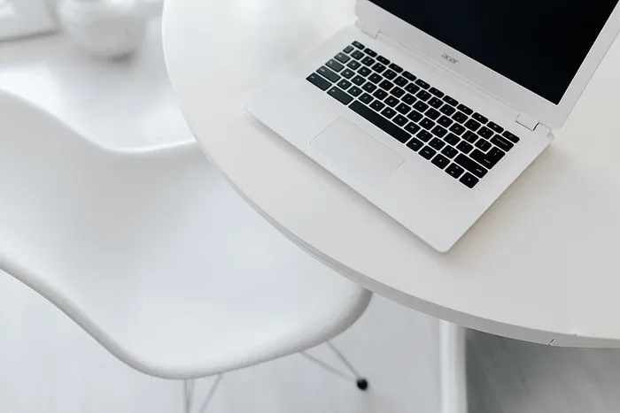 在家里桌上放着笔记本电脑的工作场所