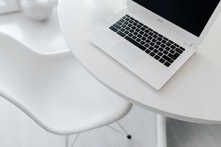 在家里桌上放着笔记本电脑的工作场所