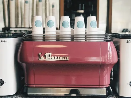 白色一次性杯子，泰国，森塔拉大酒店和曼谷会议中心，khwaeng pathum wan，杯子，化妆品，咖啡杯，家具