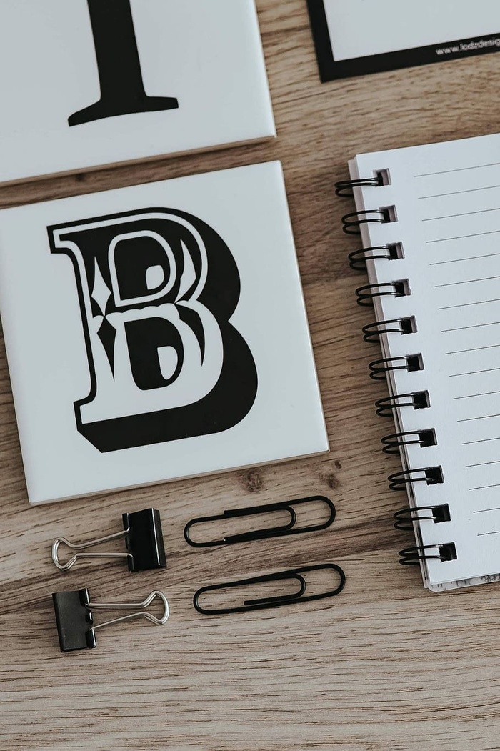 带引号和空笔记本的励志卡片