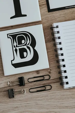 带引号和空笔记本的励志卡片