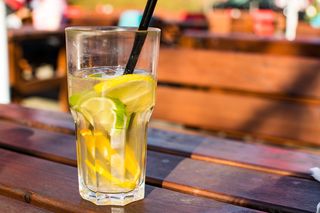 选择性，聚焦摄影，透明，饮用玻璃，棕色，木制，桌子，饮料